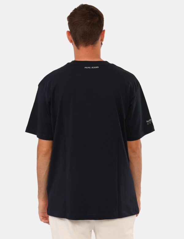 T-shirt Red Bull Blu - T-shirt classica su base blu navy con stampa brand sul fronte in grigio. La vestibilità è morbida e r