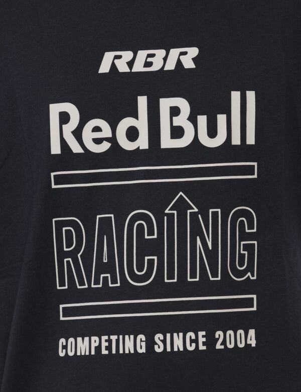 T-shirt Red Bull Blu - T-shirt classica su base blu navy con stampa brand sul fronte in grigio. La vestibilità è morbida e r
