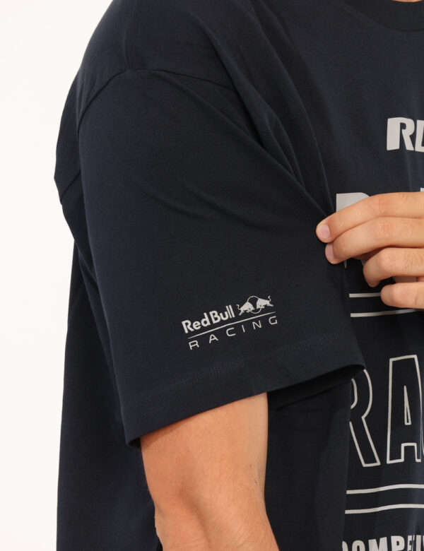 T-shirt Red Bull Blu - T-shirt classica su base blu navy con stampa brand sul fronte in grigio. La vestibilità è morbida e r