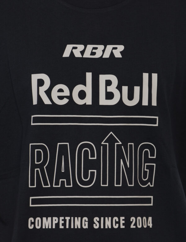 T-shirt Red Bull Blu - T-shirt classica su base blu navy con stampa brand sul fronte in grigio. La vestibilità è morbida e r