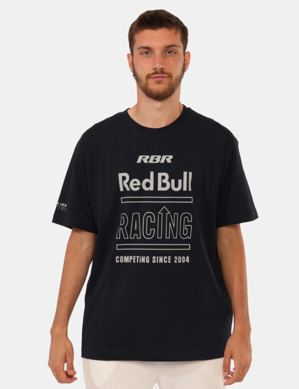 T-shirt Red Bull Blu - T-shirt classica su base blu navy con stampa brand sul fronte in grigio. La vestibilità è morbida e r