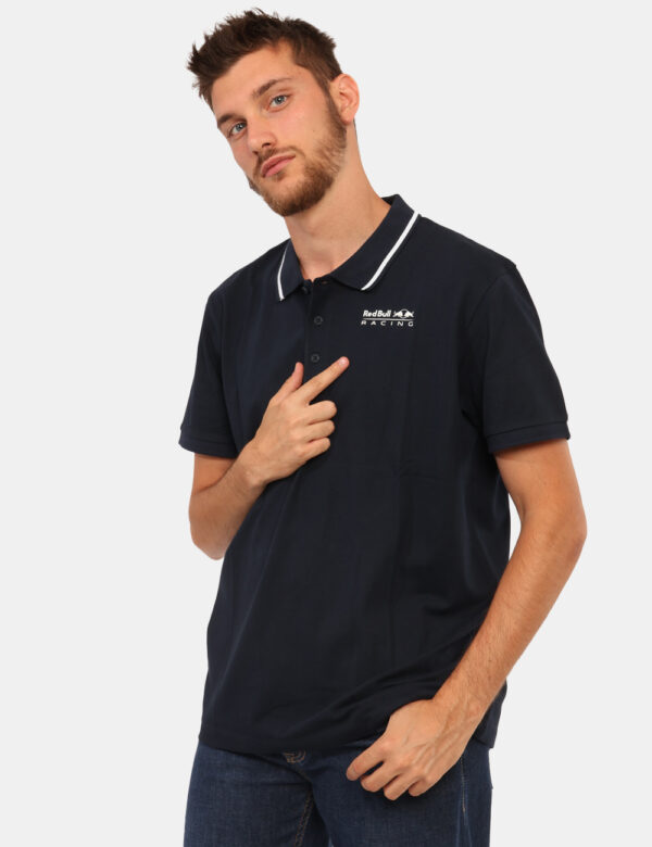 Polo Red Bull Blu - Polo classica in total blu navy con logo bianco che richiama il profilo del colletto. La vestibilità è m