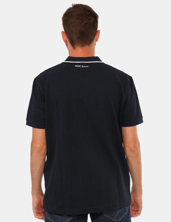 Polo Red Bull Blu - Polo classica in total blu navy con logo bianco che richiama il profilo del colletto. La vestibilità è m