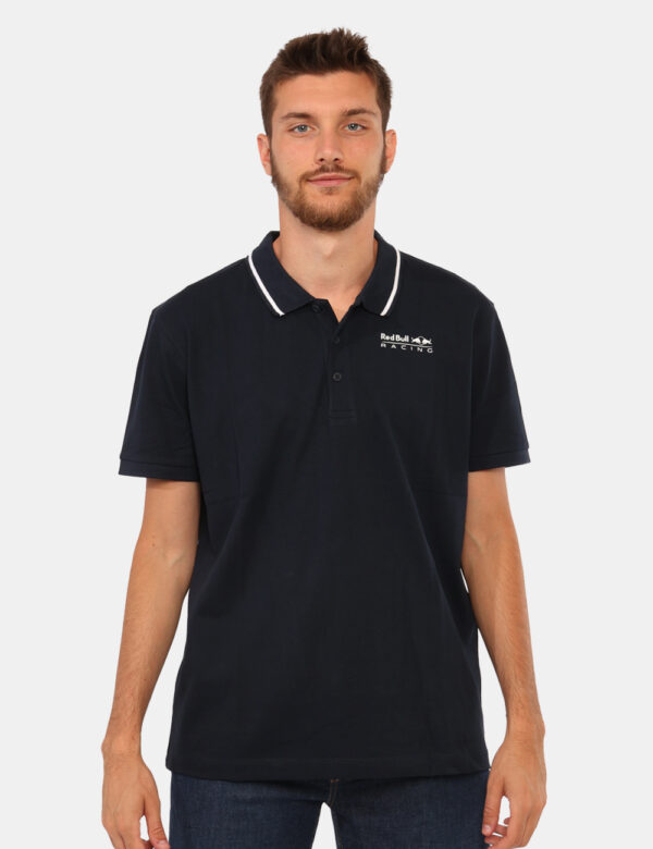 Polo Red Bull Blu - Polo classica in total blu navy con logo bianco che richiama il profilo del colletto. La vestibilità è m