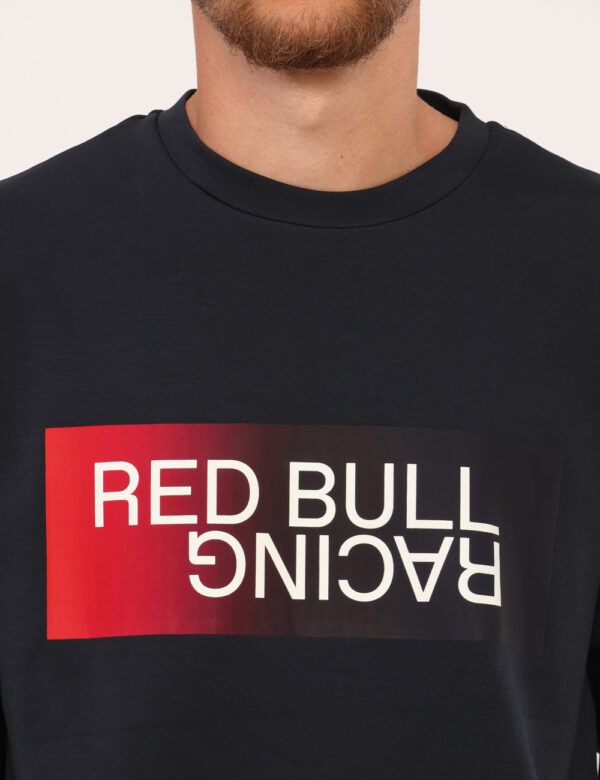 Felpa Red Bull Blu - Felpa classica su base blu navy con stampa frontale logo brand. La vestibilità è morbida e regolare. La