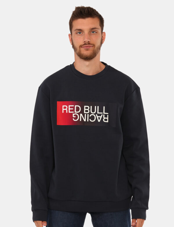 Felpa Red Bull Blu - Felpa classica su base blu navy con stampa frontale logo brand. La vestibilità è morbida e regolare. La