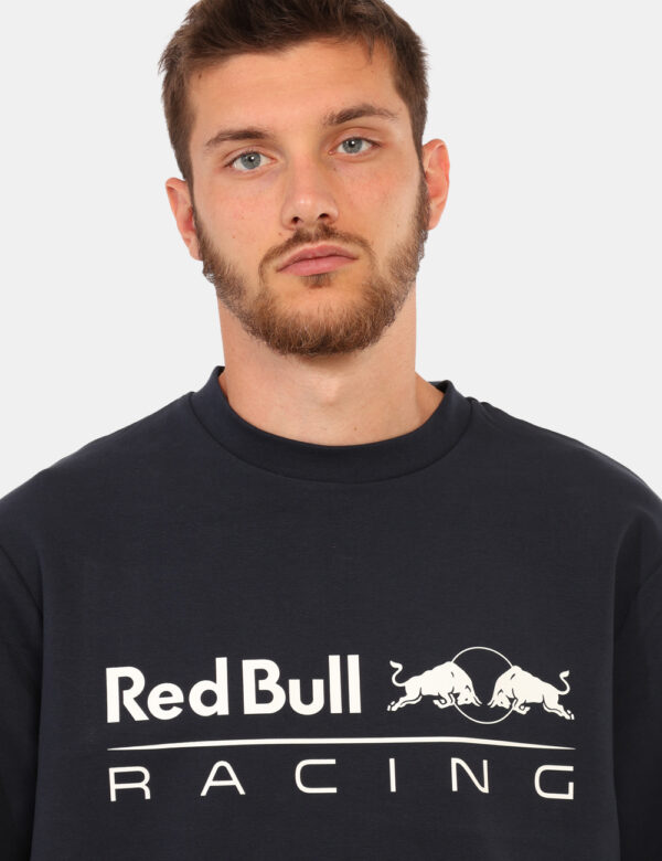 Felpa Red Bull Blu - Felpa classica su base blu navy con stampa frontale logo brand bianco. La vestibilità è morbida e regol