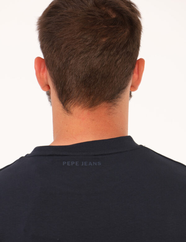 Felpa Red Bull Blu - Felpa classica su base blu navy con stampa frontale logo brand bianco. La vestibilità è morbida e regol