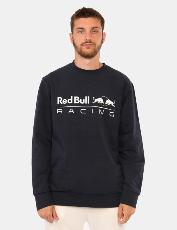 Felpa Red Bull Blu - Felpa classica su base blu navy con stampa frontale logo brand bianco. La vestibilità è morbida e regol
