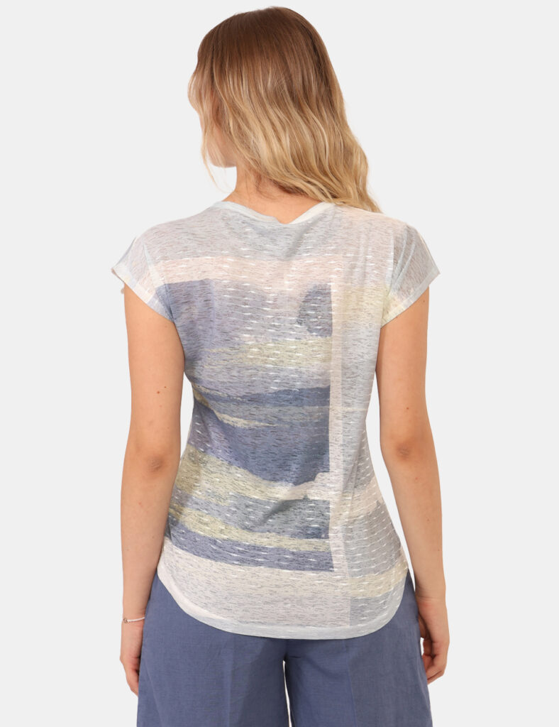 T-shirt Yes Zee Blu - T-shirt leggera con stampa tendente al blu. La vestibilità è morbida e regolare. La t-shirt è adatta p