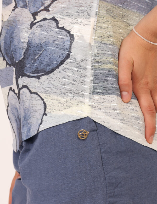 T-shirt Yes Zee Blu - T-shirt leggera con stampa tendente al blu. La vestibilità è morbida e regolare. La t-shirt è adatta p