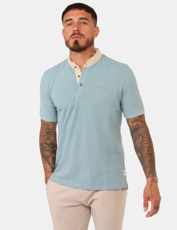 Polo Yes Zee Azzurro - Polo classica in total azzurro con dettagli beige e logo brand ricamato in tono su tono. La vestibili