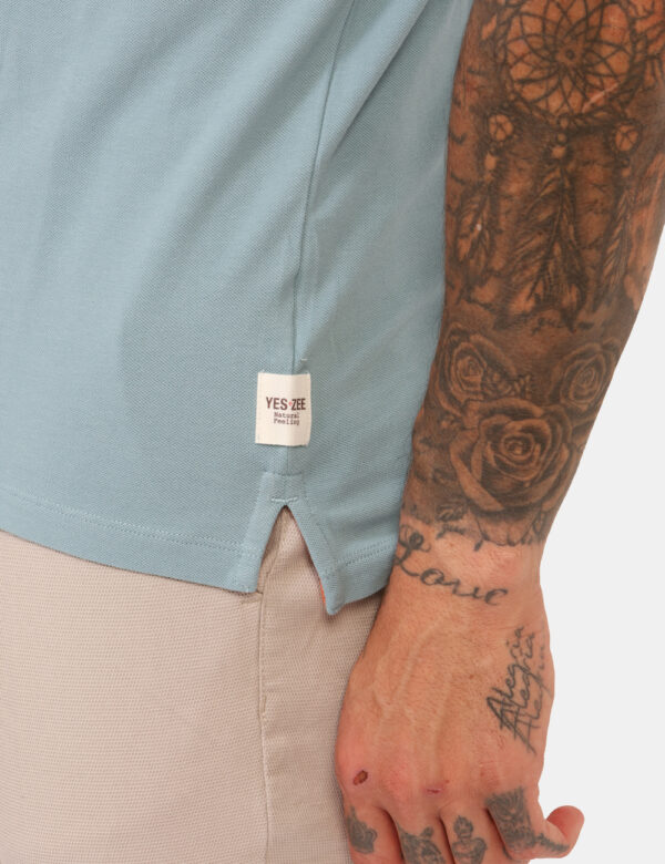 Polo Yes Zee Azzurro - Polo classica in total azzurro con dettagli beige e logo brand ricamato in tono su tono. La vestibili