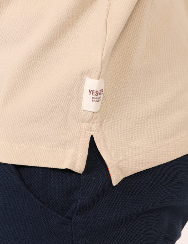 Polo Yes Zee Beige - Polo classica in total beige con dettagli marroni e logo brand ricamato in tono su tono. La vestibilità