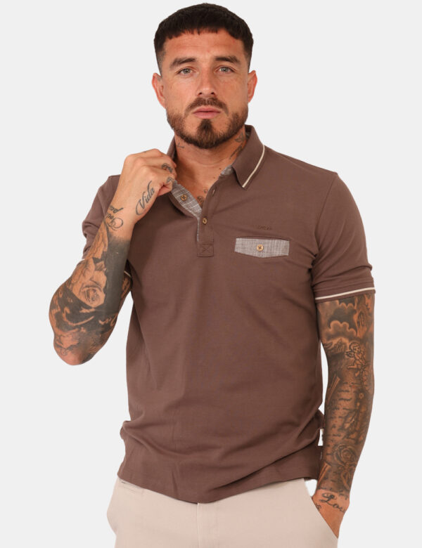 Polo Yes Zee Marrone - Polo classica in total marrone con taschino a fessura e dettagli grigi. La vestibilità è morbida e pr