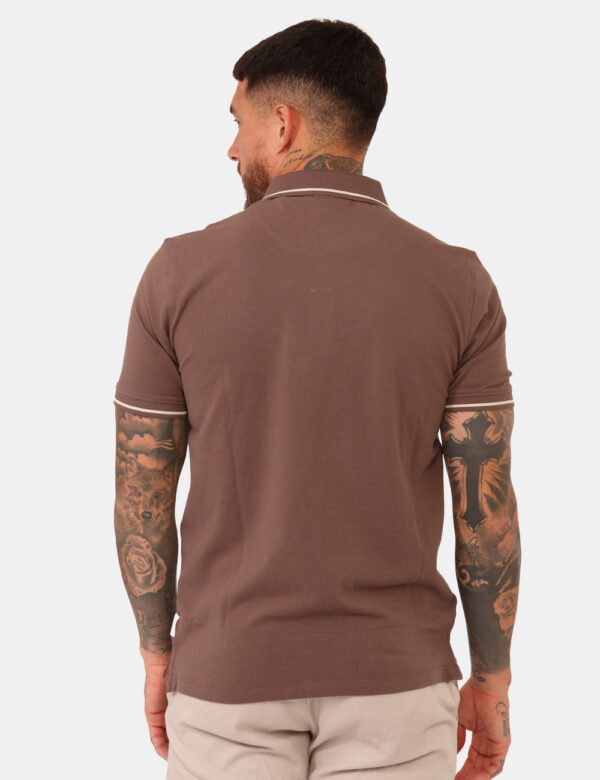 Polo Yes Zee Marrone - Polo classica in total marrone con taschino a fessura e dettagli grigi. La vestibilità è morbida e pr