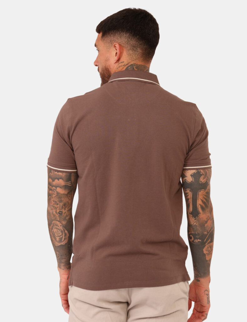 Polo Yes Zee Marrone - Polo classica in total marrone con taschino a fessura e dettagli grigi. La vestibilità è morbida e pr