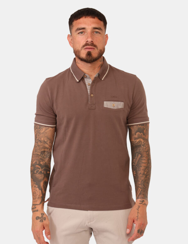 Polo Yes Zee Marrone - Polo classica in total marrone con taschino a fessura e dettagli grigi. La vestibilità è morbida e pr