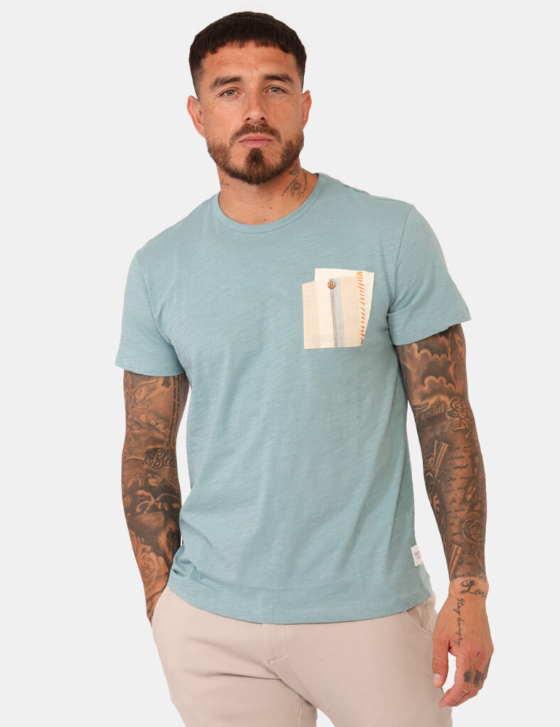 T-shirt Yes Zee Azzurro - T-shirt classica su base azzurro chiaro con taschino a toppa in tinta abbinata. La vestibilità è m