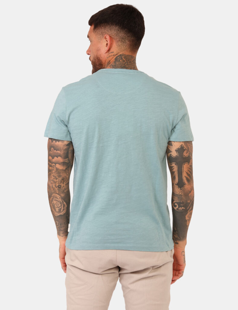 T-shirt Yes Zee Azzurro - T-shirt classica su base azzurro chiaro con taschino a toppa in tinta abbinata. La vestibilità è m
