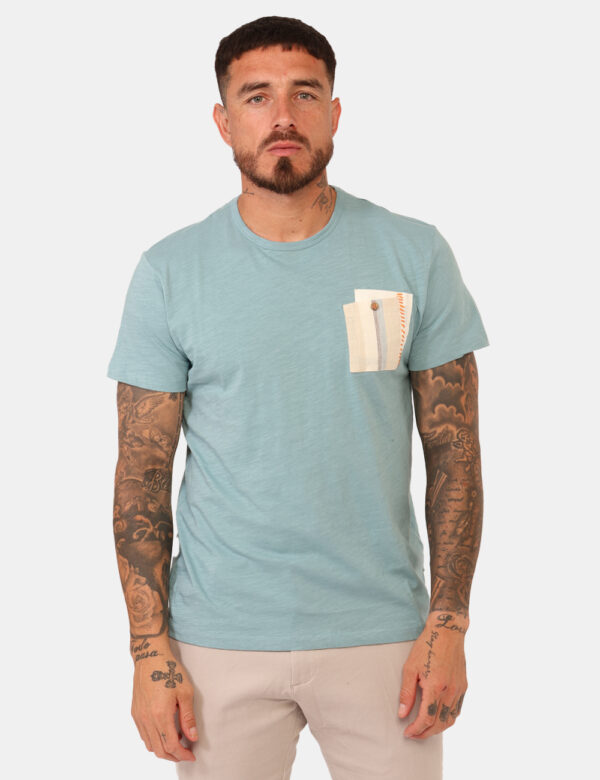T-shirt Yes Zee Azzurro - T-shirt classica su base azzurro chiaro con taschino a toppa in tinta abbinata. La vestibilità è m