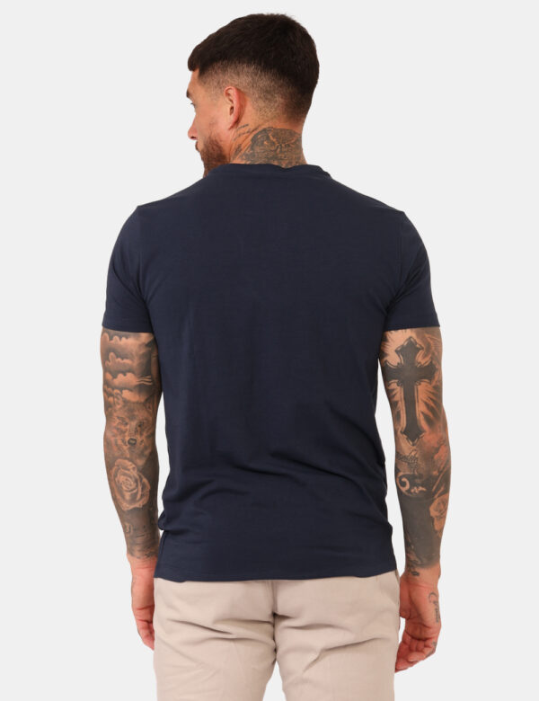 T-shirt Yes Zee Blu - T-shirt basica in total blu navy, con patch logo brand in tono su tono. La vestibilità è morbida e reg