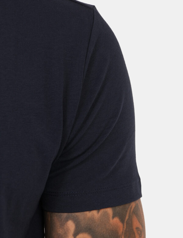 T-shirt Yes Zee Blu - T-shirt basica in total blu navy, con patch logo brand in tono su tono. La vestibilità è morbida e reg