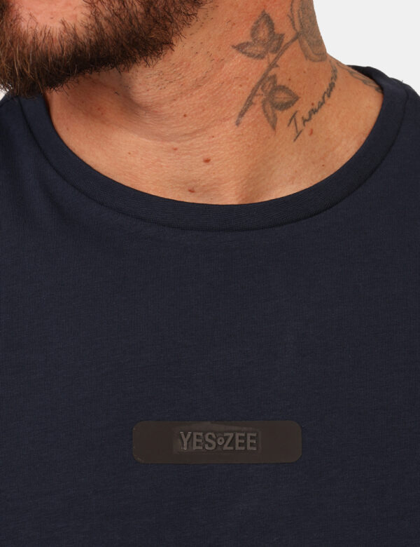 T-shirt Yes Zee Blu - T-shirt basica in total blu navy, con patch logo brand in tono su tono. La vestibilità è morbida e reg