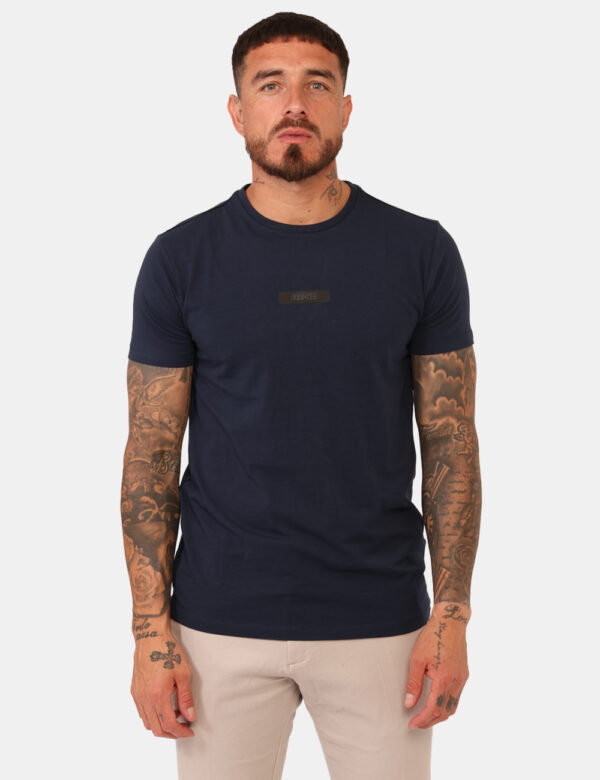 T-shirt Yes Zee Blu - T-shirt basica in total blu navy, con patch logo brand in tono su tono. La vestibilità è morbida e reg