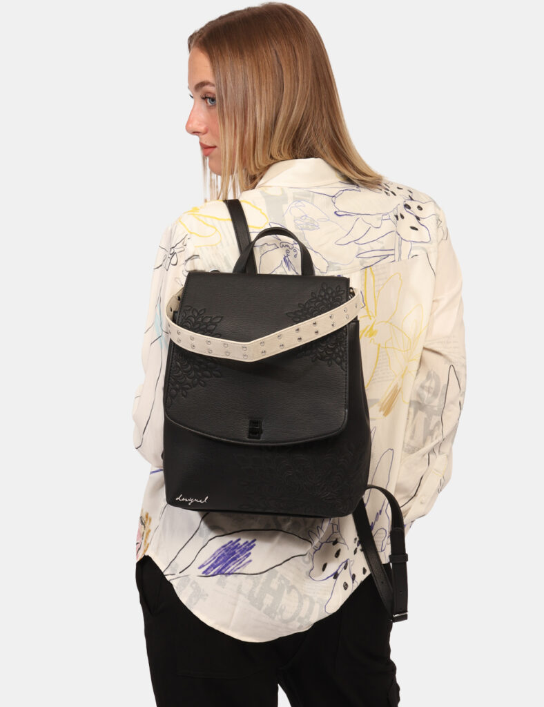 Zaino Desigual Nero - Zainetto casual in tinta nero con ricamo floreale. Lo scompartimento principale è capiente con chiusur
