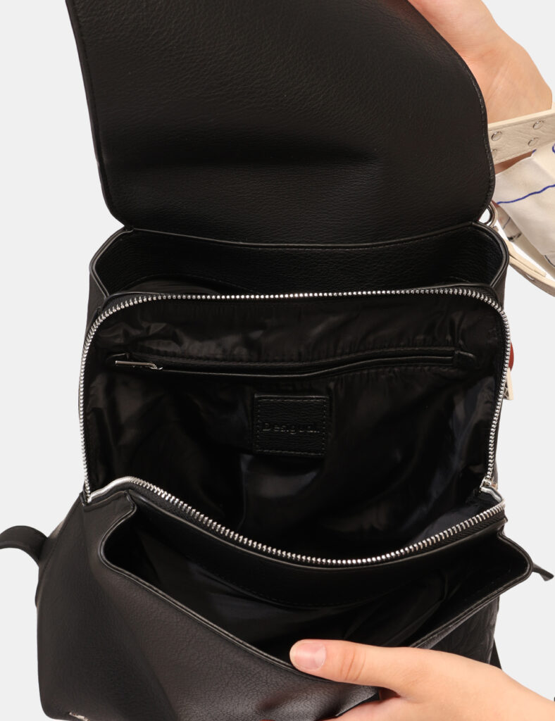 Zaino Desigual Nero - Zainetto casual in tinta nero con ricamo floreale. Lo scompartimento principale è capiente con chiusur
