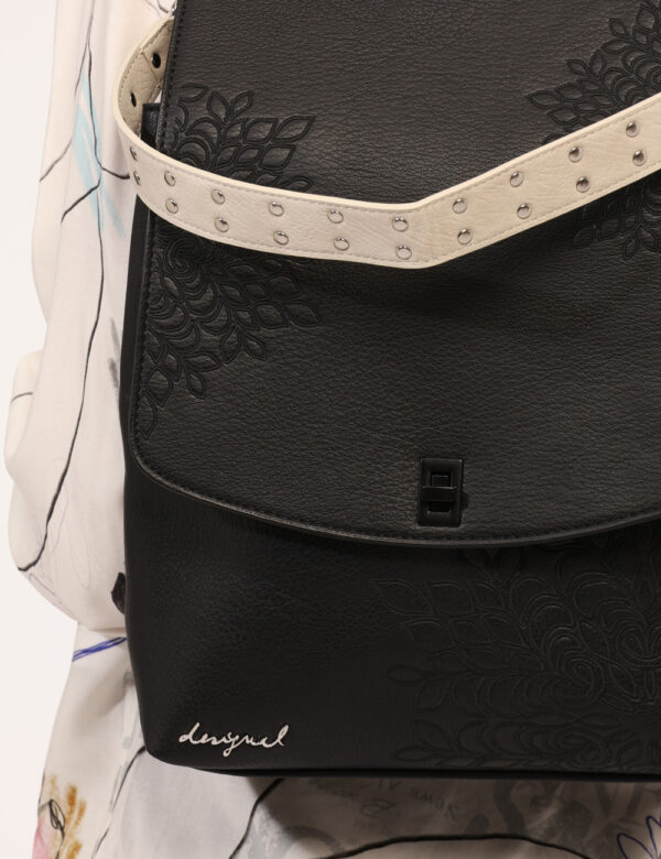 Zaino Desigual Nero - Zainetto casual in tinta nero con ricamo floreale. Lo scompartimento principale è capiente con chiusur