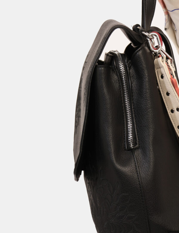 Zaino Desigual Nero - Zainetto casual in tinta nero con ricamo floreale. Lo scompartimento principale è capiente con chiusur