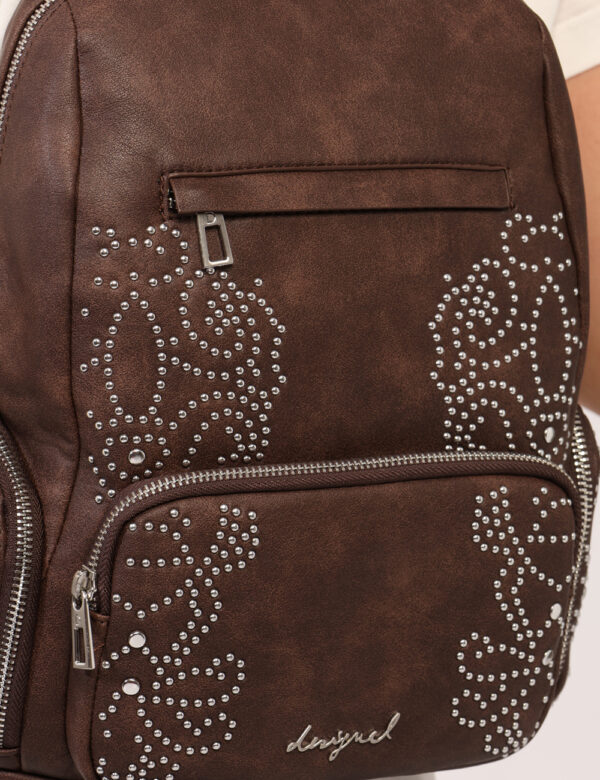 Zaino Desigual Marrone - Zainetto casual in tinta marrone con glitter argentanti e numerose taschine esterne. Lo scompartime