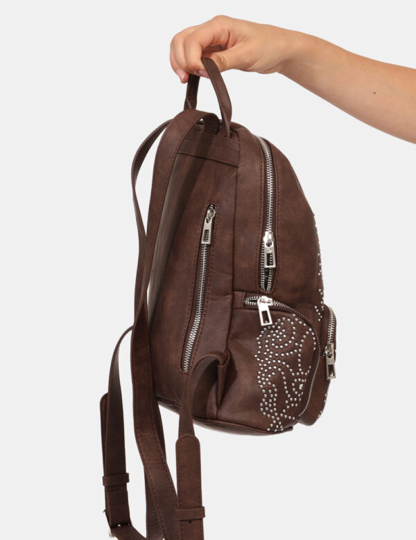 Zaino Desigual Marrone - Zainetto casual in tinta marrone con glitter argentanti e numerose taschine esterne. Lo scompartime