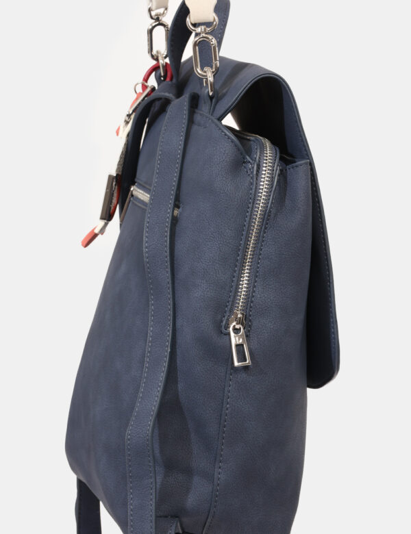 Zaino Desigual Blu - Zainetto casual in tinta blu con ricamo floreale. Lo scompartimento principale è capiente con chiusura