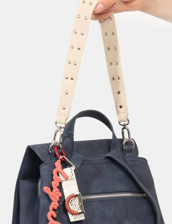 Zaino Desigual Blu - Zainetto casual in tinta blu con ricamo floreale. Lo scompartimento principale è capiente con chiusura