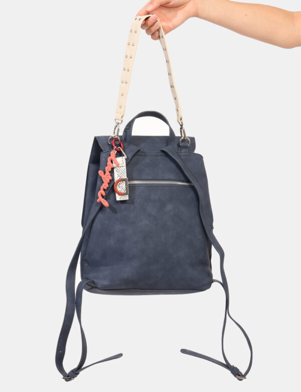 Zaino Desigual Blu - Zainetto casual in tinta blu con ricamo floreale. Lo scompartimento principale è capiente con chiusura