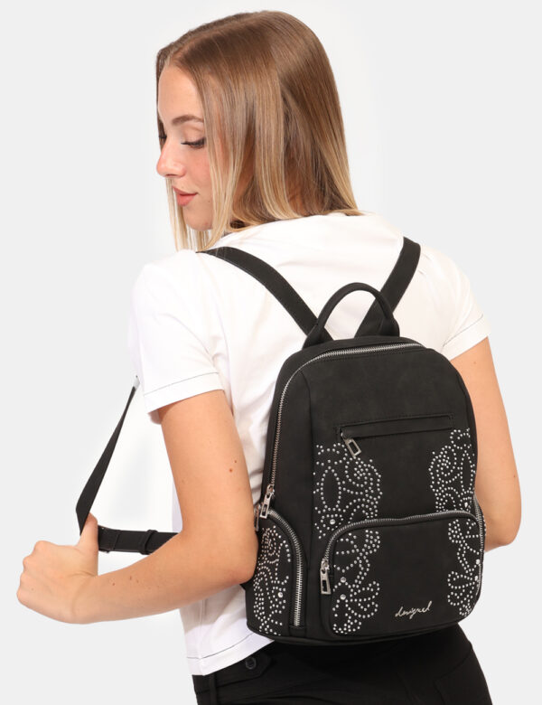 Zaino Desigual Nero - Zainetto casual in tinta nero con glitter argentanti e numerose taschine esterne. Lo scompartimento pr