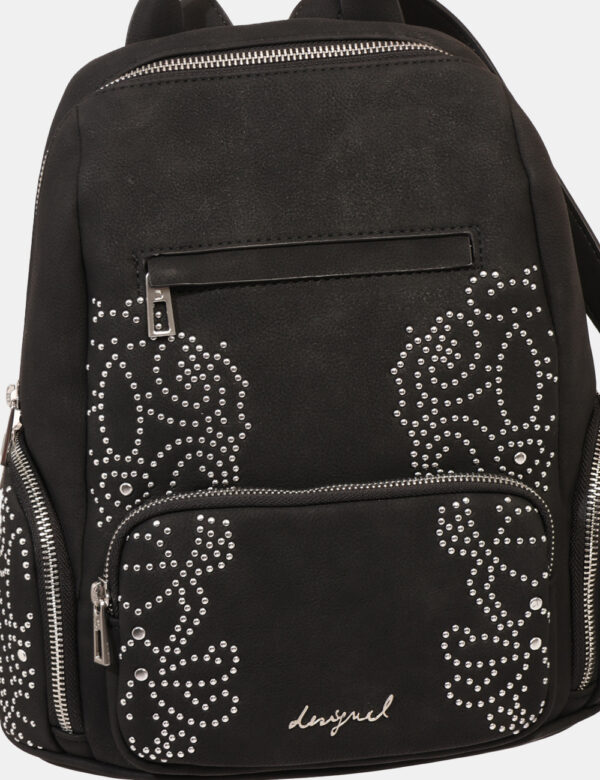 Zaino Desigual Nero - Zainetto casual in tinta nero con glitter argentanti e numerose taschine esterne. Lo scompartimento pr