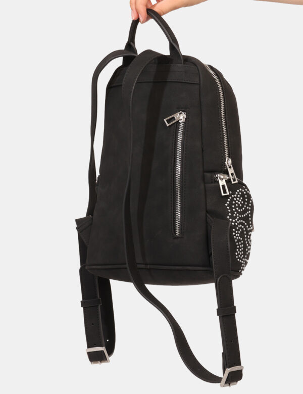 Zaino Desigual Nero - Zainetto casual in tinta nero con glitter argentanti e numerose taschine esterne. Lo scompartimento pr