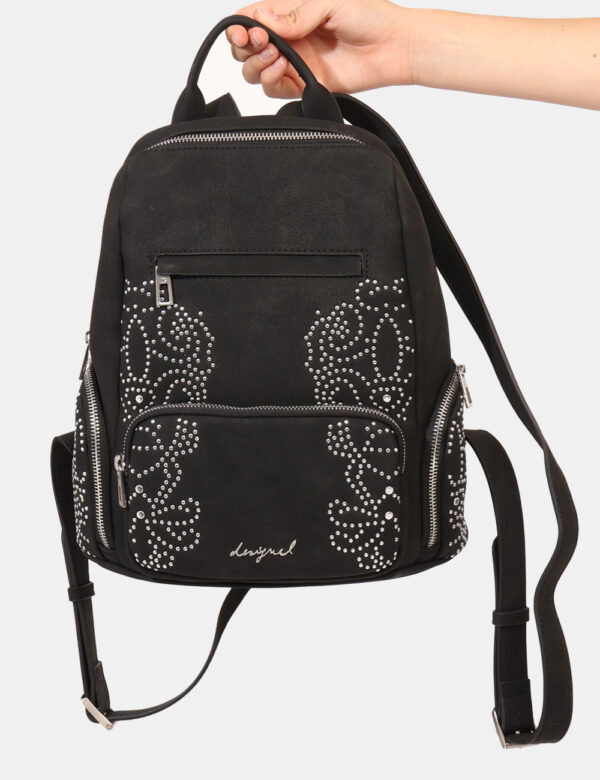 Zaino Desigual Nero - Zainetto casual in tinta nero con glitter argentanti e numerose taschine esterne. Lo scompartimento pr