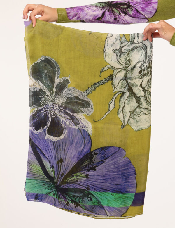 Foulard Desigual Fantasia - Ampio foulard su fantasia floreale tendente al giallo/blu. L’indossatura è pratica e maneggevole