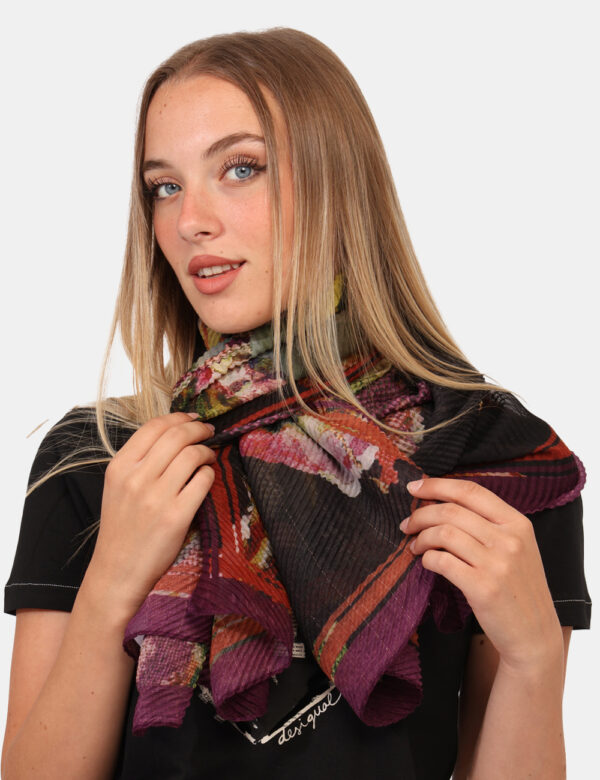 Foulard Desigual Fantasia - Foulard pieghettato su fantasia floreale tendente al marrone/viola. L’indossatura è pratica e ma