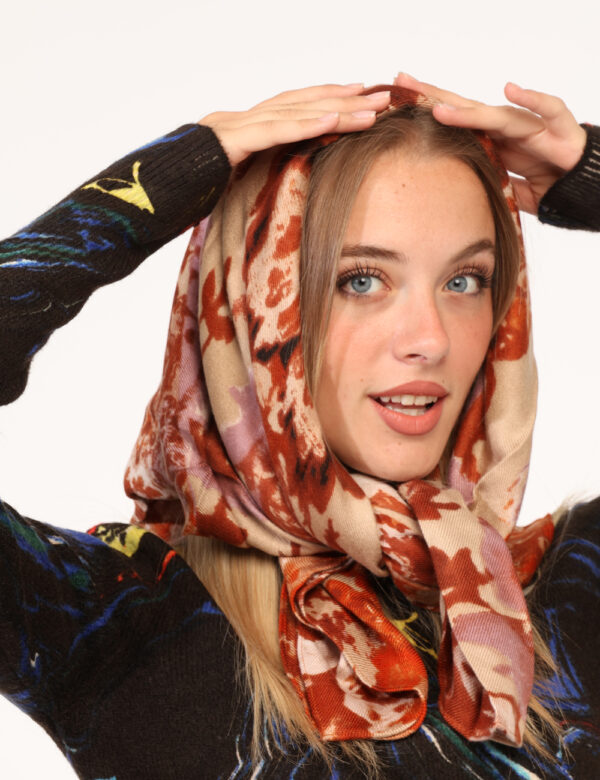 Foulard Desigual Fantasia - Ampio foulard su fantasia floreale tendente al marrone. L’indossatura è pratica e maneggevole. I