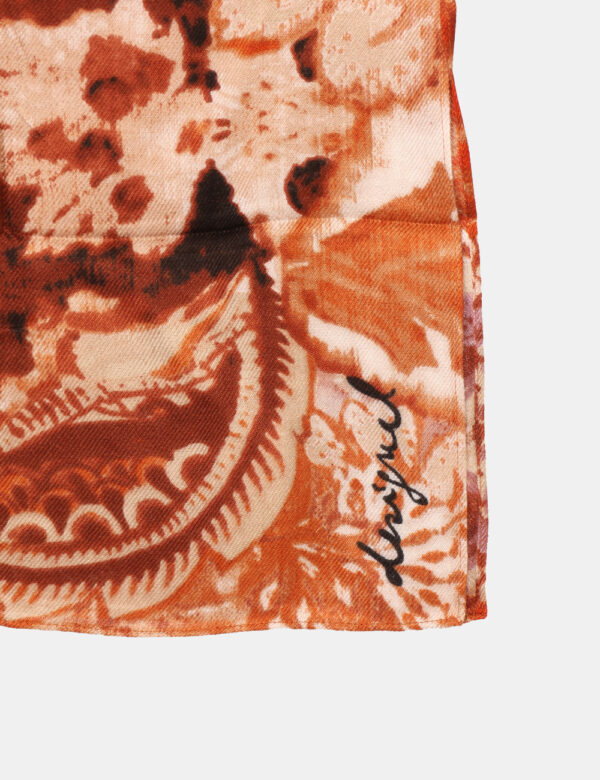 Foulard Desigual Fantasia - Ampio foulard su fantasia floreale tendente al marrone. L’indossatura è pratica e maneggevole. I