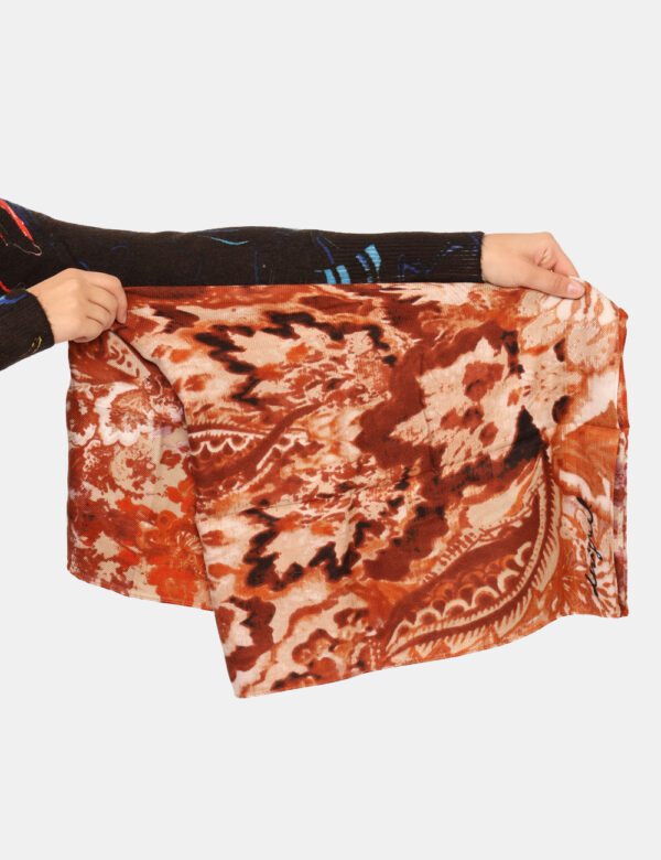 Foulard Desigual Fantasia - Ampio foulard su fantasia floreale tendente al marrone. L’indossatura è pratica e maneggevole. I