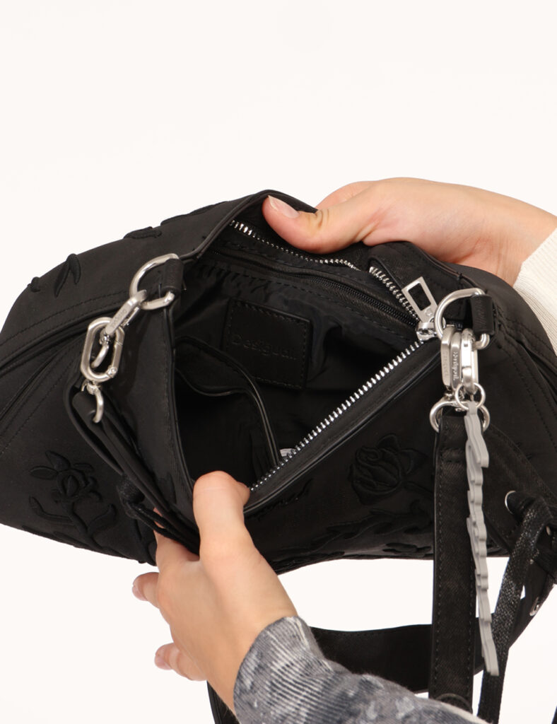 Borsa Desigual Nero - Borsa a spalla, in total nero simil scamosciato con disegno floreale ricamato in tono su tono. Present