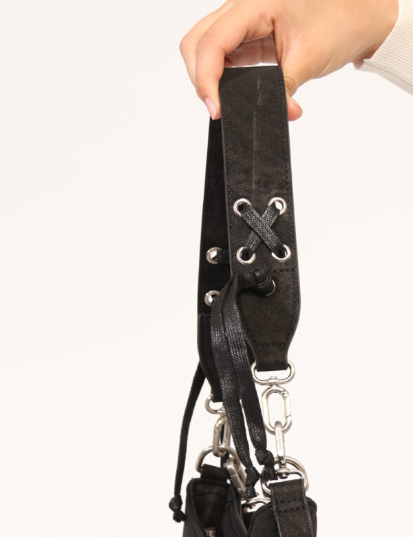 Borsa Desigual Nero - Borsa a spalla, in total nero simil scamosciato con disegno floreale ricamato in tono su tono. Present