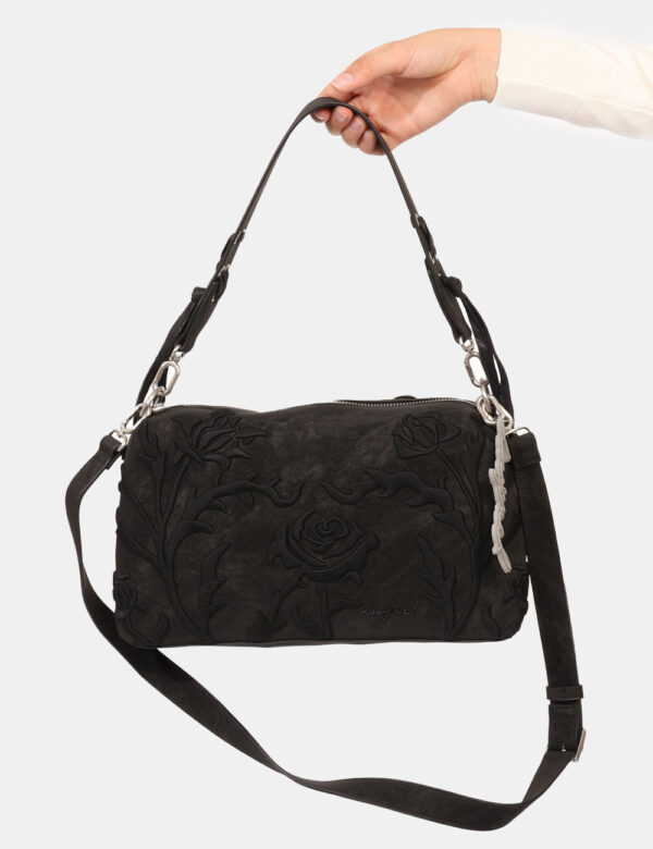 Borsa Desigual Nero - Borsa a tracolla di media dimensioni, in simil scamosciato nero con disegno floreale sagomato. Present